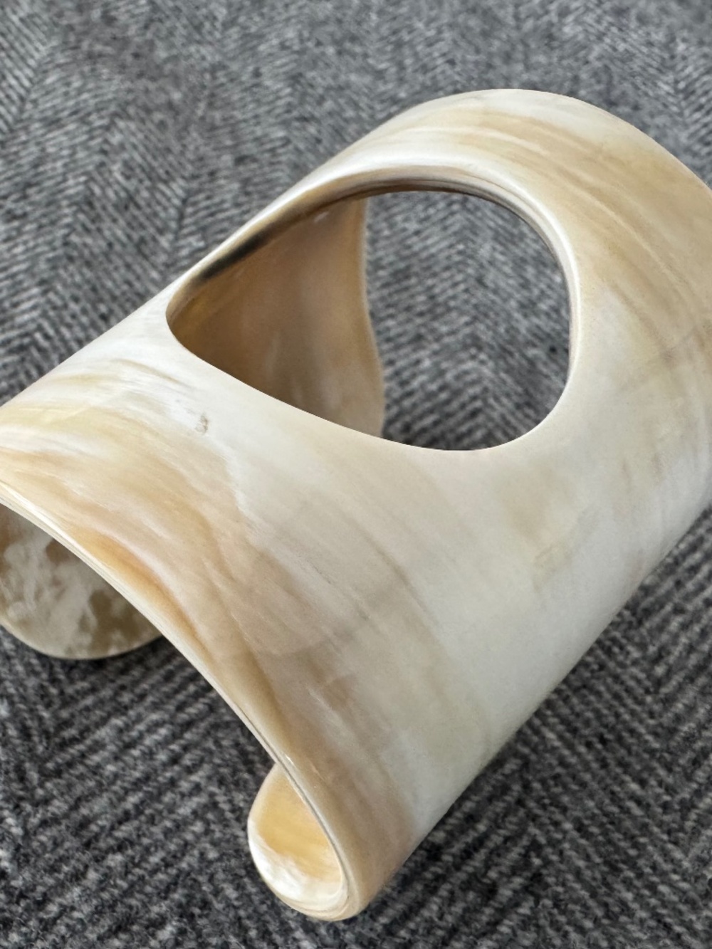(NWOT) ANKOLE, BUFFALO HORN CUFF IN CREAMY TONES, WITH ARTISTIC ROUND CUTOUT